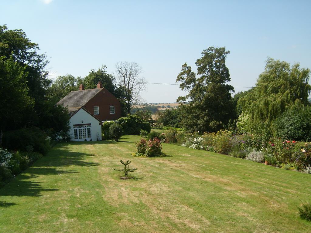 The Hall Farm Bed And Breakfast Tilbrook Bagian luar foto