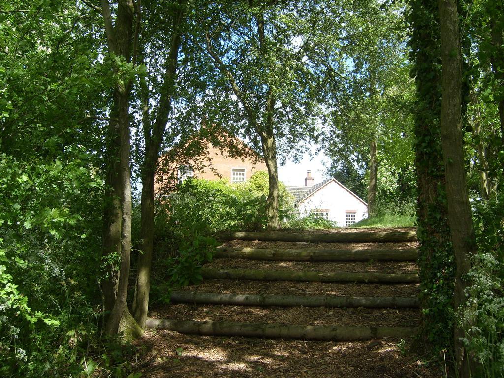 The Hall Farm Bed And Breakfast Tilbrook Bagian luar foto