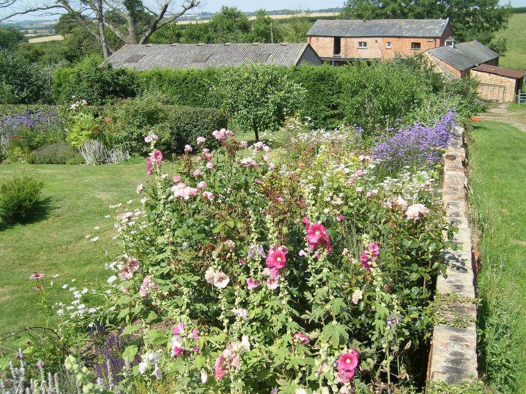 The Hall Farm Bed And Breakfast Tilbrook Bagian luar foto